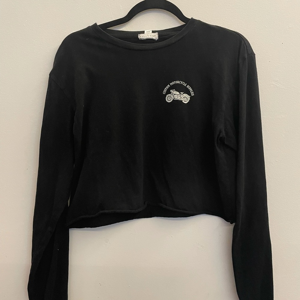 Cropped long sleeve shirt.